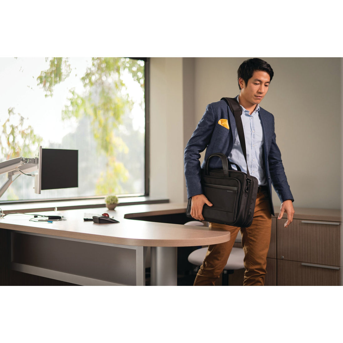 Kensington Contour 2.0 EQ Business Laptop Briefcase – 15.6”